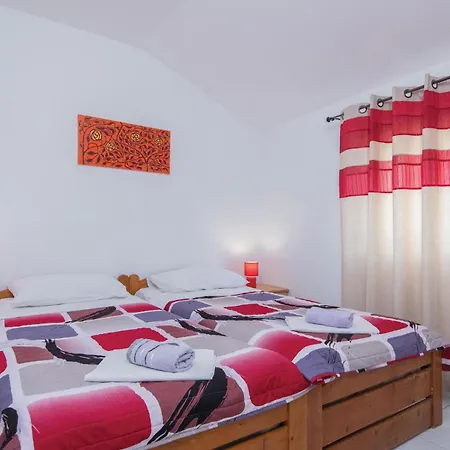 Cozy Apartment In Zuljana With Wifi Apartman *