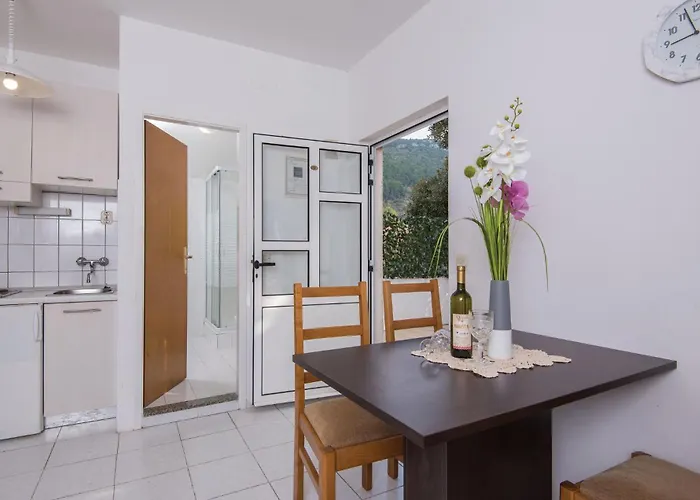 Cozy Apartment In Zuljana With Wifi *